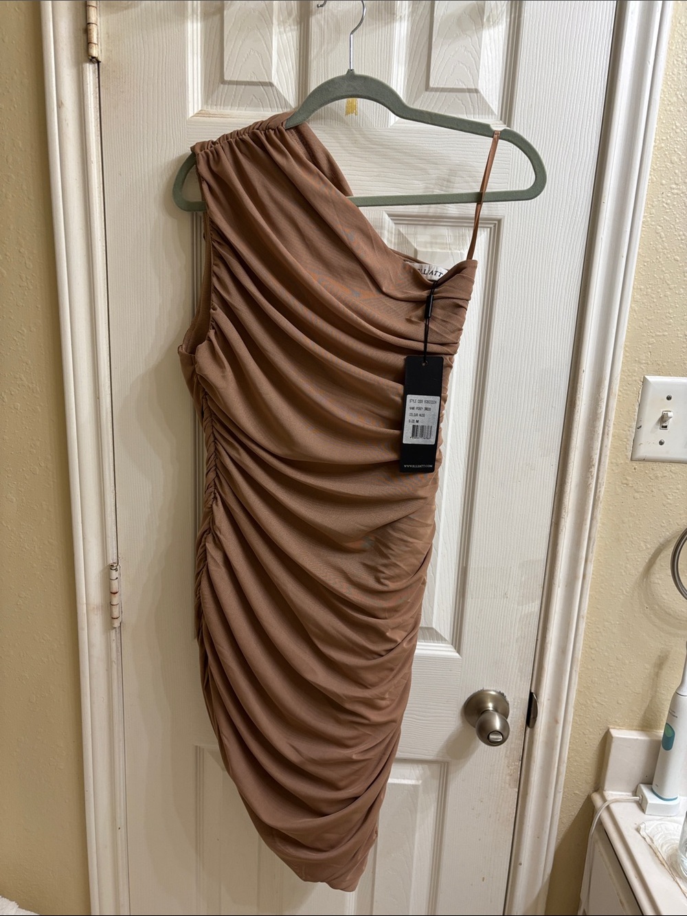 Elliatt one shoulder ruched Posey dress. Fully lined. NWT - Picture 2 of 7